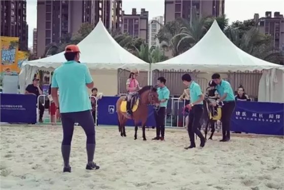 昆明愛琴海購物公園：全國首個屋頂馬場