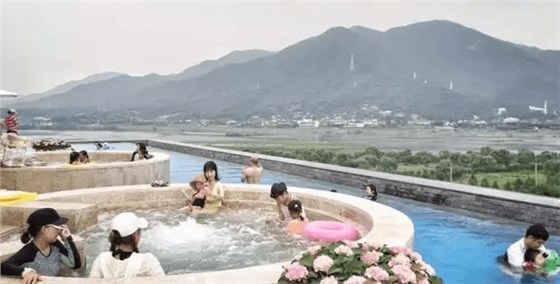 Aquafield：帶無敵景觀的室內外水上樂園