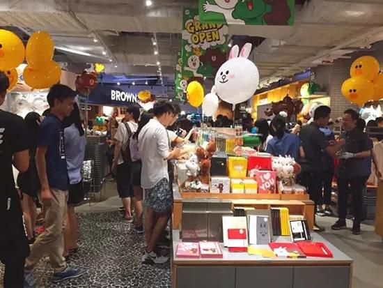 顧客在LINE FRIENDS廣州正佳廣場店購物